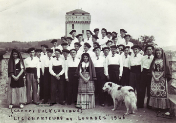 Les Chanteurs Montagnards de Lourdes au chateau-fort en 1946