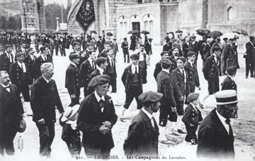 Los Cantadous dét Labéda défilent dans le Sanctuaire de Lourdes près des arcades