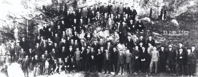 Chanteurs devant la Grotte de Lourdes